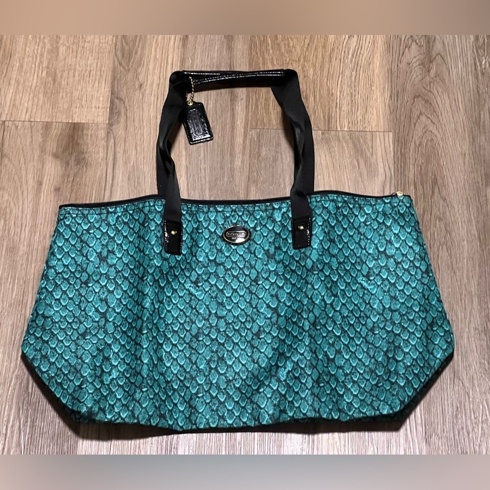 Coach Limited Edition Emerald Green Scale Pattern Medium Tote W/ Removable Pouch